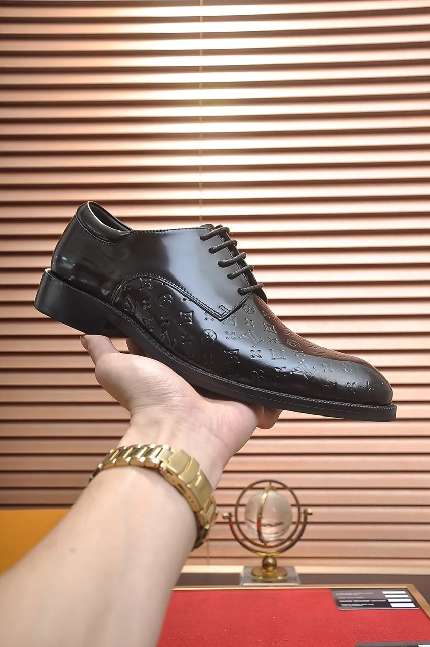 Men's men's shoes 💰520💶 [LV] (original single cowhide lining) 🍀LV's latest genuine leather business suit shoes are launched simultaneously on the official website. The first-layer cowhide imported from Italy is made of heavy gold, 💥official website 1:1 rubber outsole. Versatile to wear, high-end without losing class, and the color combination is extraordinary. This four-season style is alluring when worn on your feet, showing off your big-name flair. Standard code 38-45 (45 customized)